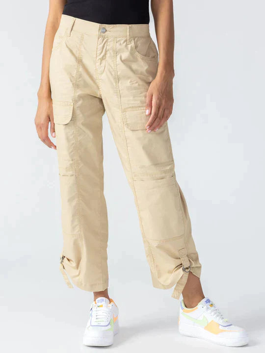 Cali Cargohose in wahrer Khaki-Farbe.